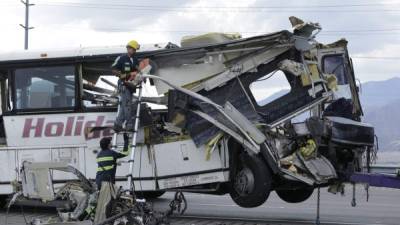 Así quedó el autobús luego de impactar contra un camión.