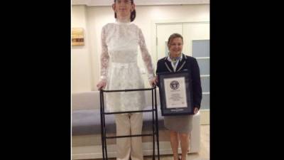 Rumeysa Gelgi se ha convertido con sus 2 metros y 13 centímetros en la adolescente más alta del mundo.