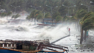 El fenómeno climático azotó la costa filipina de Legaspi.