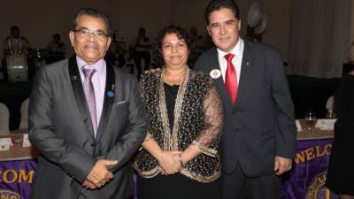 El presidente del Club de Leones San Pedro Sula Fraternidad Luis Prudoth, Pilar y Selvin Reyes