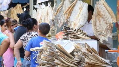 Este fin de semana hubo mayor cantidad de consumidores en los mercados de la ciudad.