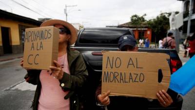 Manifestantes guatemaltecos protestan frente a la sede de la Corte de Constitucionalidad tras la expulsión de la Cicig de ese país./EFE.