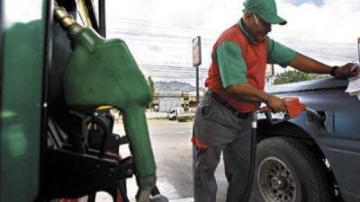 Un bombero llena el tanque de combustible. Honduras es el segundo país con las gasolinas más caras.