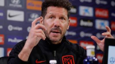 El entrenador del Atlético de Madrid, Diego Pablo Simeone, durante la rueda de prensa tras el entrenamiento celebrado en la Ciudad deportiva Wanda Metropolitano en Majadahonda, hoy. EFE/Juan Carlos Hidalgo