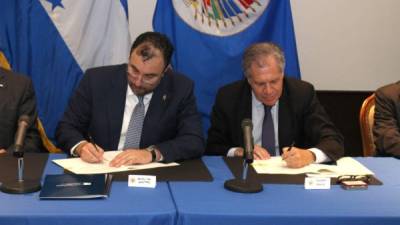 Luis Almagro y Luis Zelaya firman el acuerdo.
