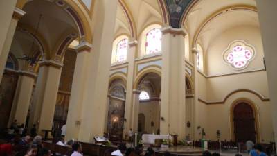 Cuando llueve, el altar mayor de la catedral se moja, ya que la loza del techo y los vitrales están dañados. Las pinturas de las paredes están deterioradas debido a la humedad.