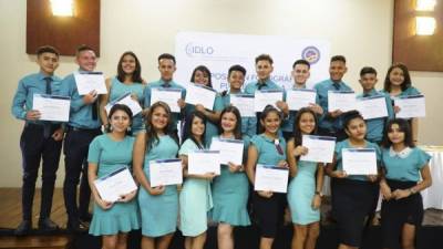 Los 19 jóvenes expusieron a los visitantes sus fotos y recibieron un diploma de formación.