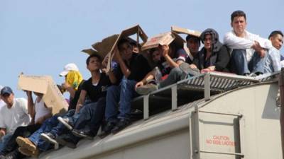 Decenas de hondureños arriesgan sus vidas al subir al tren.