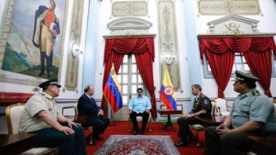 Nicolás Maduro reunido los ministros de defensa de Venezuela y Colombia, ayer en el palacio de Miraflores, sede presidencial en Caracas. Foto: AFP