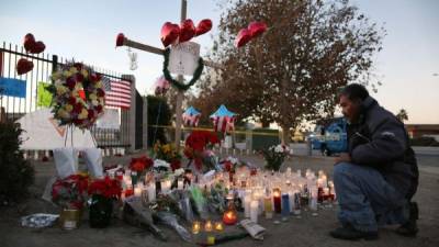 Decenas de personas llegan hasta el lugar de la tragedia para rendirle homenaje a las víctimas de San Bernardino.