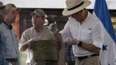El presidente hondureño Juan Orlando Hernández muestra una pieza extraída en el sitio arqueológico Ciudad Perdida, el 12 de enero de 2016. EFE/Archivo