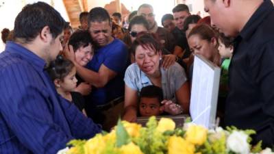 En medio de lágrimas, la familia despidió a Luis Joel Rivera.