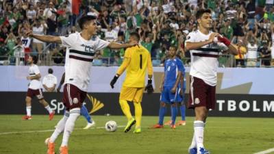 Mexico's Raul Jimenez (R) celebrates his goal against with teammate Uriel Antuna during their CONCACAF Gold Cup group stage football match at Bank of America Stadium in Charlotte, North Carolina, on June 23, 2019. (Photo by Jim WATSON / AFP)