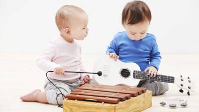 Les música también les ayuda a ser más sociables, ya que a través de la música se puede interactuar con otros niños. Foto: iStock.