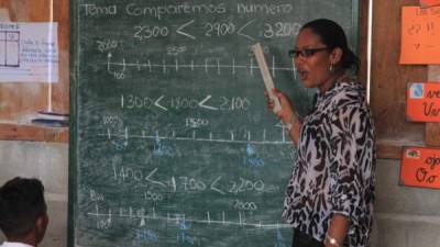 Una maestra sirve clases en el instituto Intae de San Pedro Sula.