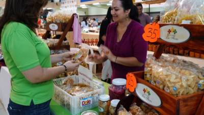 Angie Dubón ofrece las tajaditas de banano, plátano y yuca en el Bazar del Sábado en Expocentro.