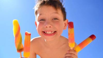 Los niños deben mantenerse bien hidratado con agua, jugos o helados de frutas.