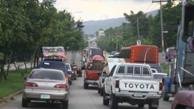 En San Pedro Sula hay más de 270,000 vehículos matriculados. Foto: M. Cubas.