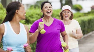 Es importante realizar ejercicio de forma diaria, le ayudará a mantenerse saludable y mejora el estado de ánimo.