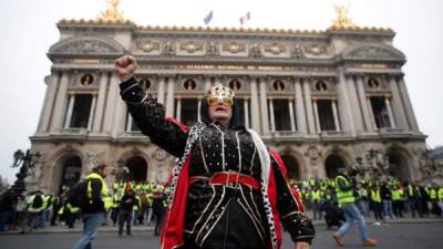 Manifestantes de los 'chalecos amarillos', hoy frente a la Opera de París. EFE