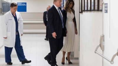 Trump y su esposa Melania visitan el hospital en el que se recuperan algunos de los sobrevivientes que resultaron heridos en el ataque.