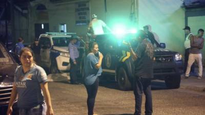 El cadáver de Delmer Bueso fue reconocido frente a la Primera Estación de la Policía en la patrulla en que murió.