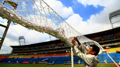 Un trabajador del estadio revisa la malla de los marcos previos al partido de Honduras con Costa Rica en San Pedro Sula. La Prensa
