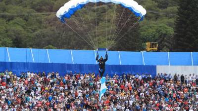Un paracaidista hondureño cae sobre el cesped del Estadio Nacional Chelato Uclés, en Tegucigalpa, Honduras, en la celebración de la Independencia este 15 de septiembre de 2023.