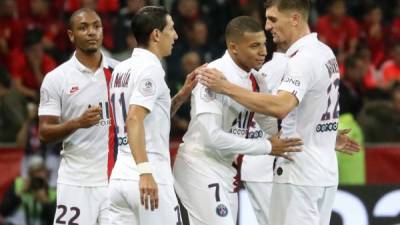 Paris Saint-Germain's French forward Kylian Mbappe (2R) is congratulated by teammates after scoring a goal during the French L1 football match between OGC Nice (OGCN) and Paris Saint-Germain (PSG) at 'Allianz Riviera' stadium in Nice, southern France, on October 18, 2019. (Photo by Valery HACHE / AFP)