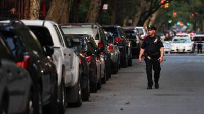 Los policías registran casa por casa varias comunidades donde sospechan podrían haber huido los prófugos de una cárcel de máxima seguridad en Nueva York.