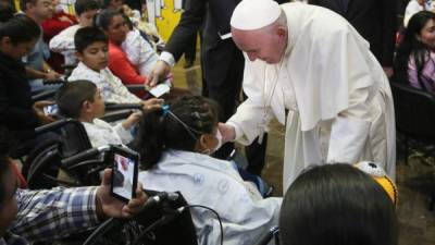 El Papa compartió con los pequeños en el hospital. Foto: EFE