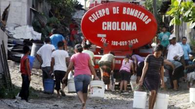 Las personas que resultaron afectadas continúan reconstruyendo sus viviendas. Los bomberos llevan agua y aún trabajan en esclarecer la explosión que dejó tres muertos y diez heridos.