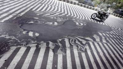 En Nueva Delhi ciertos pedazos de las calles se funden debido a la ola de calor que impera en el país.