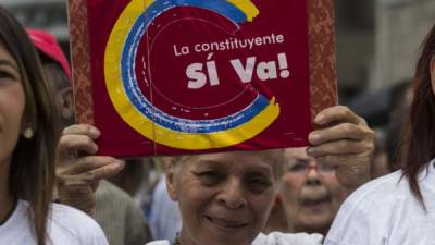 Una chavista se manifiesta en Caracas a favor de la instalación de la Asamblea Nacional Constituyente.