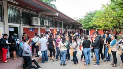 Ayer en el JTR los padres llegaron desde las 5:00 am para matricular a sus hijos. Foto: G. Sierra