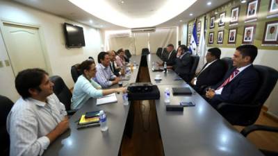 Líderes de las corrientes se reunieron ayer con los magistrados del TSE.