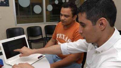 Jesús Reyes y Carlos Villanueva, de Ephamoney en el Centro de Innovación UTH Avanza.