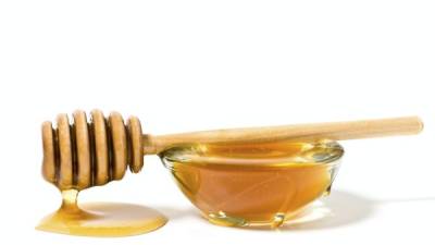 La miel posee aminoácidos y ácidos orgánicos (ácido acético, ácido cítrico) y vitaminas del complejo B, vitamina C, D y E.