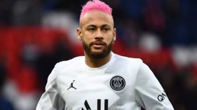 Paris Saint-Germain's Brazilian forward Neymar looks on during warm-up prior to the French L1 football match between Paris Saint-Germain (PSG) and Montpellier Herault SC at the Parc des Princes stadium in Paris, on February 1, 2020. (Photo by FRANCK FIFE / AFP)