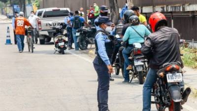 Pese a que el Gobierno restringió más la circulación de personas y vehículos en la última semana, en San Pedro Sula decenas de personas están volviendo a las calles presionadas por la falta de alimentos y dinero.