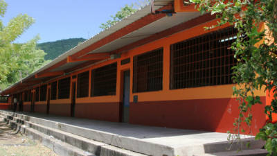 El primer trabajo social de los empleados fue pintar la escuela Centroamérica.
