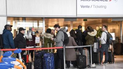 Miles de viajeros intentan regresar a Estados Unidos tras el veto de Trump a los vuelos procedentes de Europa para evitar propagación del coronavirus./AFP.