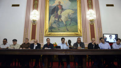Nicolás Maduro, centro, junto a sus ministros anunció ayer la salida del sistema interamericano.