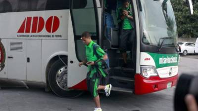 Javier 'Chicharito' Hernández al bajarse del autobús de la selección mexicana.