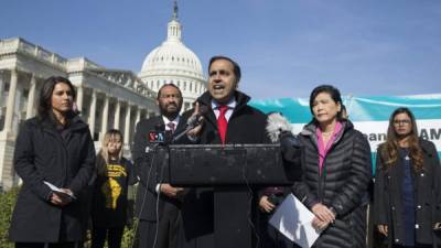 El representante demócrata para Illinois, Raja Krishnamoorthi (c), ofrece un discurso en favor de una ley de reforma migratoria junto al Capitolio de Washington DC.