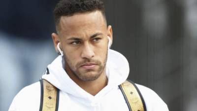Neymar Júnior lució muy desanimado tras la salida de la selección brasileña de Rusia. FOTO AFP