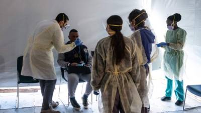 Médicos examinan al personal de un hospital con síntomas parecidos a la gripe para detectar coronavirus en NY. Foto: AFP
