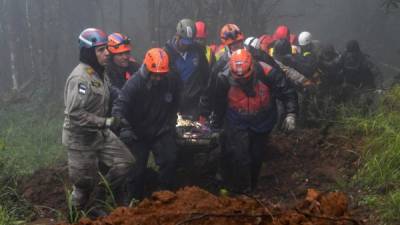 Una escena compleja se encontró en la zona montañosa donde ocurrió el accidente. El helicóptero quedó completamente destruido.