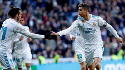 GRAF8814. MADRID (ESPAÑA), 24/02/2018.-24/02/2018.- El delantero portugués del Real Madrid Cristiano Ronaldo, festeja su gol con su compañero galés Gareth Bale, durante el partido contra el Deportivo Alavés, en la jornada 25 de La Liga celebrado en el estadio Santiago Bernabéu. EFE/Juanjo Martín