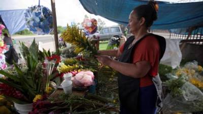 Una mujer vende flores en un cementerio de Tegucigalpa (Honduras) el 2 de noviembre de 2016, cuando se conmemora el Día de los Difuntos. EFE
